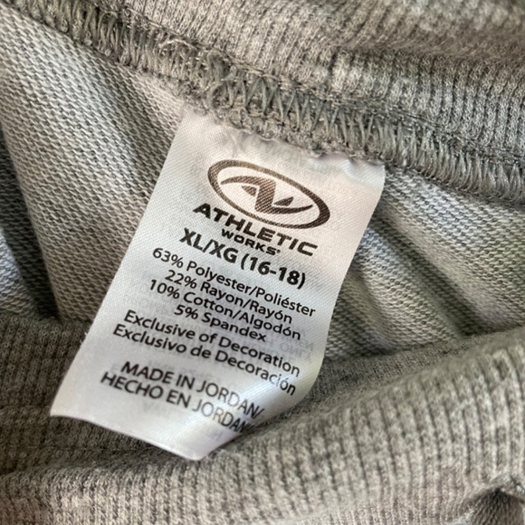 Athletic Works Women’s Soft Gray Shorts - Size XL - Picture 2 of 2